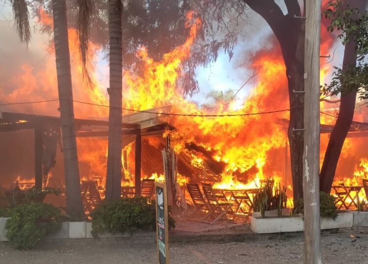 Impactante incendio en el tradicional local gastronómico La Comanda El fuego se desató en un comercio de avenida Recta Martinoli al 8800.