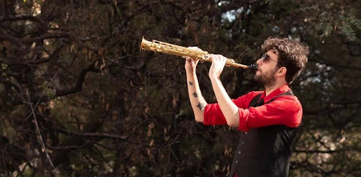 Libros, saxos y tango: un fin de semana de encuentros íntimos y sonido en vivo SaxAs Cuarteto de Saxofones se presentan esta noche en La Cova del Drac, a las 21. Fotografía: Fla Armi Big.