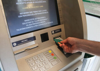 Docentes y otros estatales denuncian descuentos de hasta el 95% de sus sueldos