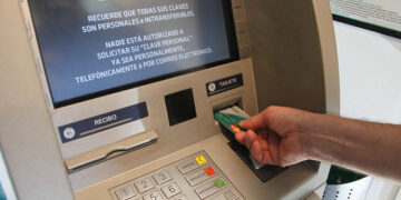 Docentes y estatales denuncian descuentos de hasta el 95% de sus sueldos Docentes y estatales denuncian descuentos de hasta el 95% de sus sueldos