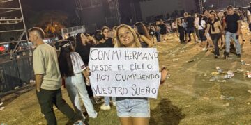 Entre más de 12 mil personas, el mensaje de Camila convirtió el recital de Airbag en un homenaje íntimo.