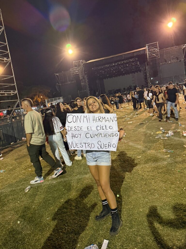 Entre más de 12 mil personas, el mensaje de Camila convirtió el recital de Airbag en un homenaje íntimo.