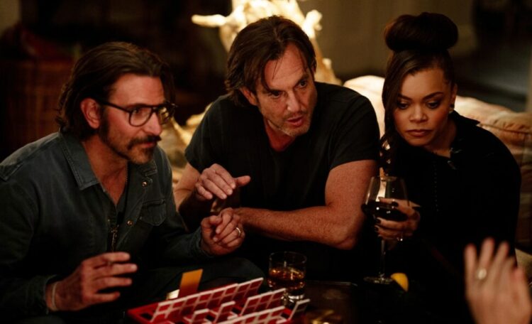 Además de dirigir, Bradley Cooper actúa en la película y da vida a Balls, uno de los amigos más cercanos de Alex, el protagonista.