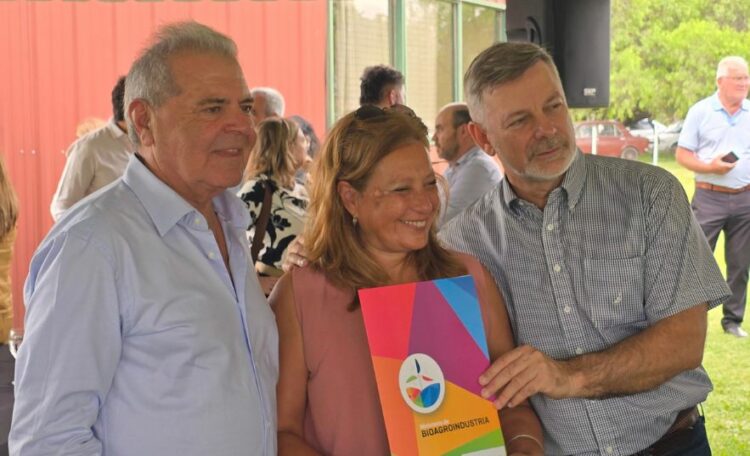 Otorgan incentivos a productores frutihortícolas Los incentivos fueron entregados por el ministro Sergio Busso y el viceintendente capitalino, Javier Pretto.