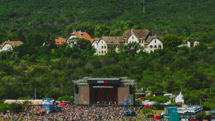 Este año, Cosquín Rock 2026 reúne a público y bandas para un fin de semana de rock y energía serrana en Santa María de Punilla.