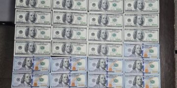 Los efectivos secuestraron una suma de 5.100 dólares estadounidenses y 200 euros.