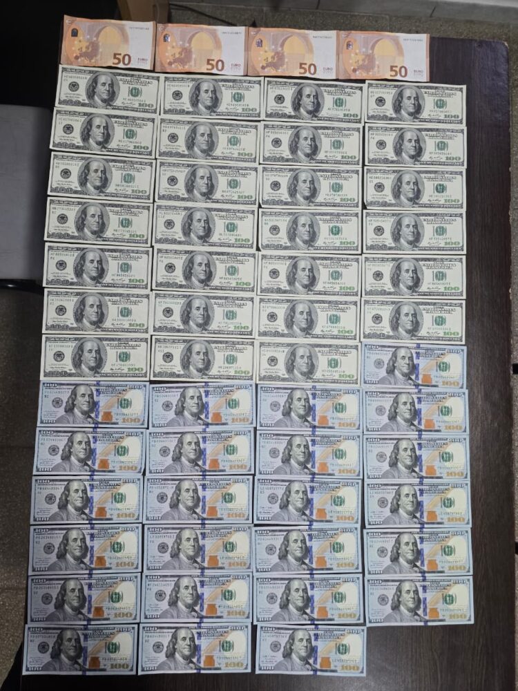 Los efectivos secuestraron una suma de 5.100 dólares estadounidenses y 200 euros.