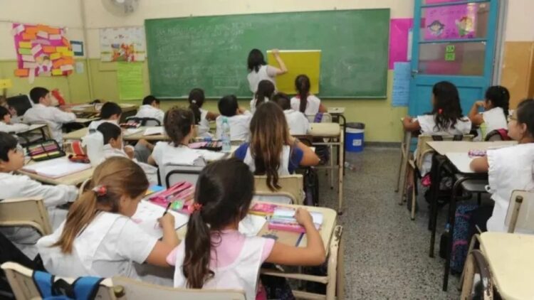 Un informe nacional advierte que apenas tres jurisdicciones cumplirán en 2026 con el piso de 190 días de clase acordado tras la pandemia y que más de 700 mil alumnos no alcanzarán el mínimo de horas exigidas, lo que reaviva el debate sobre la continuidad pedagógica y la falta de controles efectivos.
