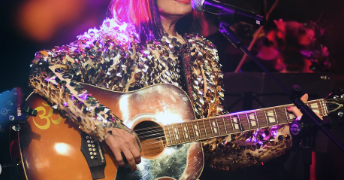 La dama del rock nacional redescubre su mística en una noche de cuerdas