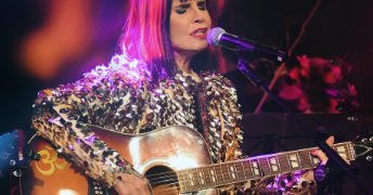La dama del rock nacional redescubre su mística en una noche de cuerdas