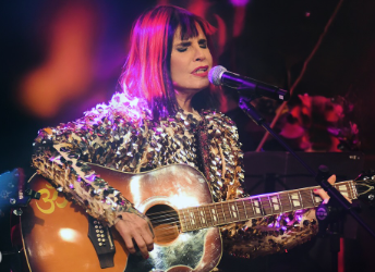 La dama del rock nacional redescubre su mística en una noche de cuerdas