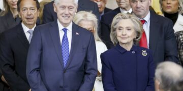Hillary Clinton acusa a Trump de demorar y ocultar información sobre el caso Epstein