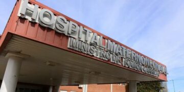 Madre e hijo fueron trasladados al Hospital Neonatal, donde ingresaron en buen estado de salud tras el parto domiciliario.