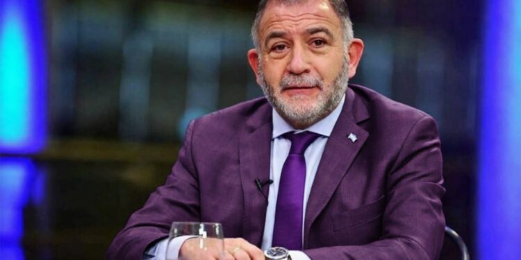 Luis Juez oficializó su pase a La Libertad Avanza. (Imagen creada con IA).