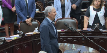Schiaretti asumió su banca en Diputados durante una sesión clave del Congreso