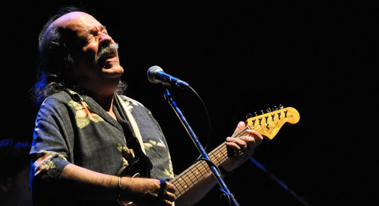 Llevo el camino grabado en mi piel Litto Nebbia recorrió su música y su historia en un íntimo recital en Medio Tono.