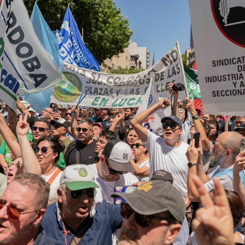 Comenzó el paro general de la CGT contra la reforma laboral de Milei Movilización realizada por la CGT Regional Córdoba en diciembre de 2025.