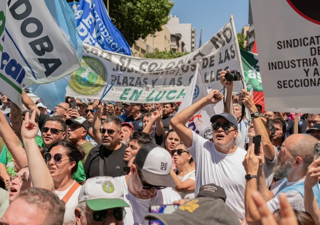 La CGT, las CTA y movimientos sociales marcharán en respaldo a los jubilados Movilización realizada por la CGT Regional Córdoba en diciembre de 2025.