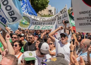 La CGT, las CTA y movimientos sociales marcharán en respaldo a los jubilados Movilización realizada por la CGT Regional Córdoba en diciembre de 2025.