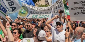 La CGT, las CTA y movimientos sociales marcharán en respaldo a los jubilados Movilización realizada por la CGT Regional Córdoba en diciembre de 2025.