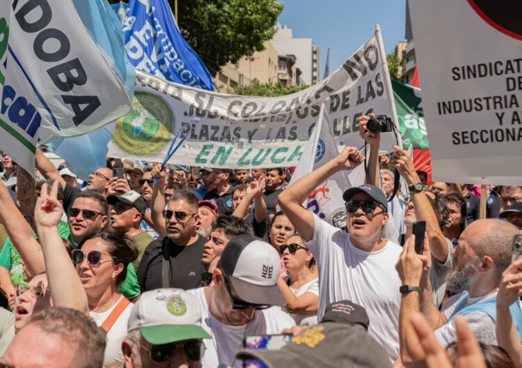 La CGT, las CTA y movimientos sociales marcharán en respaldo a los jubilados Movilización realizada por la CGT Regional Córdoba en diciembre de 2025.