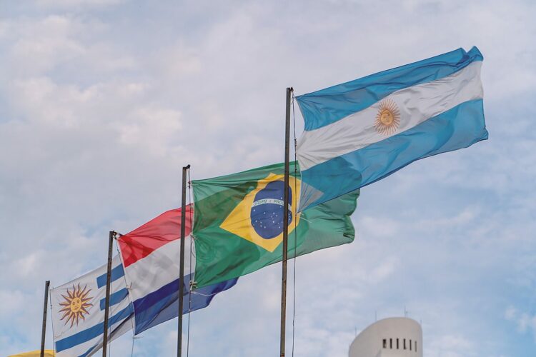 ¿Cómo el Mercosur transformó la economía y la política de Argentina? Desde 1991, el MERCOSUR consolidó una unión aduanera que redefinió el comercio, la producción y la proyección internacional de Argentina en el escenario global.