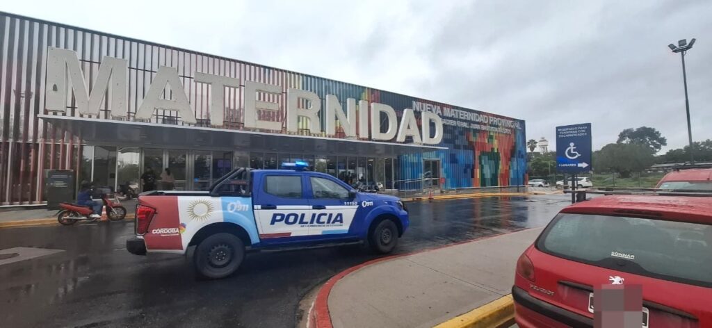 Policías asistieron a una mujer y lograron el nacimiento de su hija en plena vía pública La recién nacida fue trasladada a la Nueva Maternidad Provincial, donde permanece junto a su madre fuera de peligro.