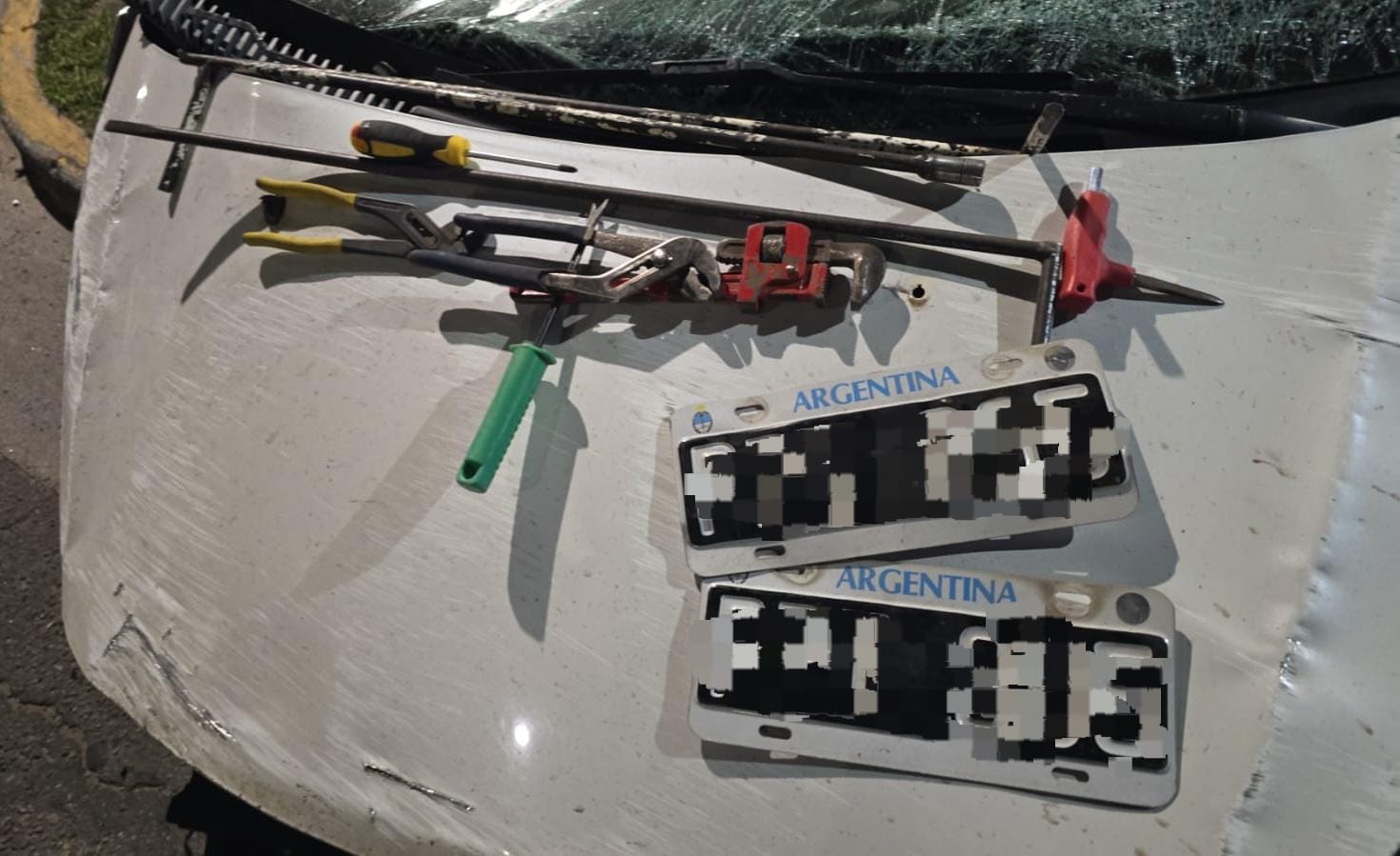 En el interior del vehículo hallaron herramientas, ganzúas y dos chapas patente.