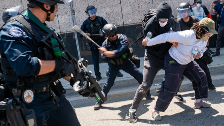 Incidentes y represión marcaron una protesta contra la guerra en Los Ángeles, con decenas de detenidos en una jornada que, a nivel nacional, fue mayormente pacífica.