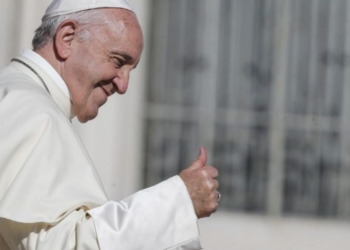 El Papa Francisco saluda a los fieles durante la Audiencia General.