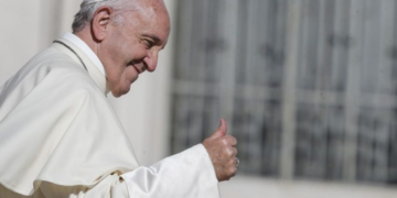 El Papa Francisco saluda a los fieles durante la Audiencia General.