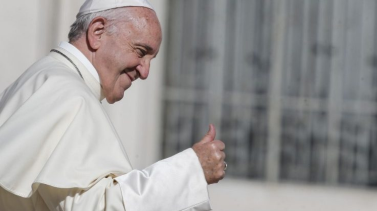 El Papa Francisco saluda a los fieles durante la Audiencia General.