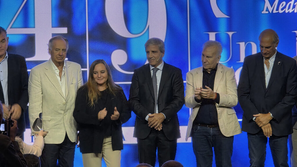 El ministro Luis "Toto" Caputo junto a la comisión directiva de la Fundación Mediterránea.