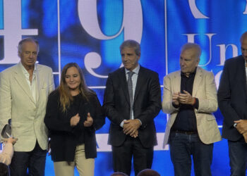 El ministro Luis "Toto" Caputo junto a la comisión directiva de la Fundación Mediterránea.