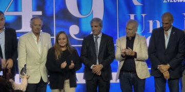 El ministro Luis "Toto" Caputo junto a la comisión directiva de la Fundación Mediterránea.