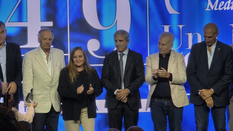 Luis "Toto" Caputo: Estamos en el pico de actividad económica desde diciembre de 2023 El ministro Luis "Toto" Caputo junto a la comisión directiva de la Fundación Mediterránea.