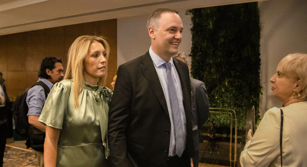 Un fiscal imputó a Adorni y pidió una docena de pruebas