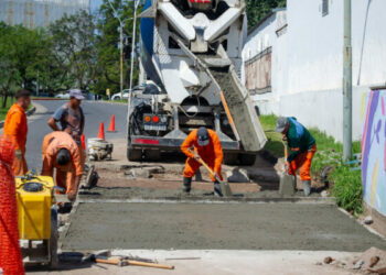 Obras de bacheo con hormigón en la intersección de Venezuela e Ituzaingó