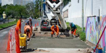 Obras de bacheo con hormigón en la intersección de Venezuela e Ituzaingó