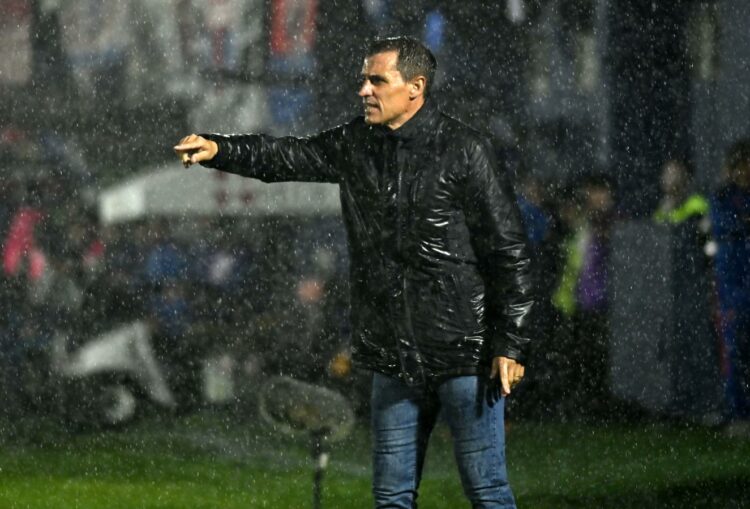 Aldosivi y San Lorenzo interrumpieron los ciclos de sus entrenadores tras una seguidilla de malos resultados, en un contexto de urgencia deportiva y decisiones dirigenciales bajo presión.