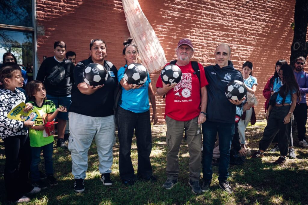 Cuando la camiseta también hace memoria: hinchas cordobeses unieron tribunas en La Perla