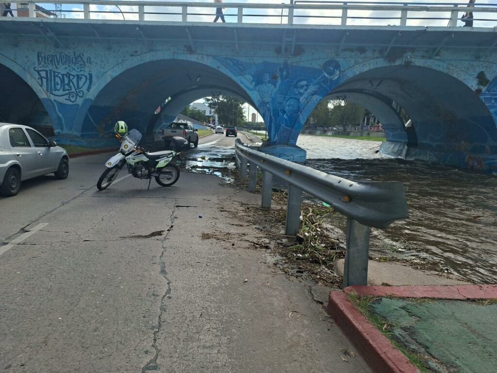 Crecida del río Suquía: cortan tramos bajos de la Costanera