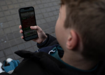 Elevaron a juicio a un joven por difundir imágenes falsas de compañeras con IA