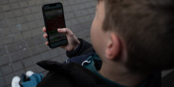 Elevaron a juicio a un joven por difundir imágenes falsas de compañeras con IA