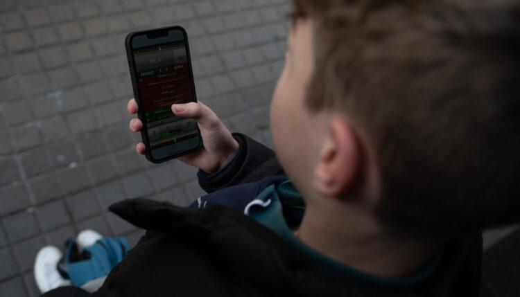 La Cámara de Acusación de Córdoba elevó a juicio a un joven acusado de difundir imágenes falsas con IA de compañeras menores, al considerar que el hecho constituye violencia digital y lesiones psíquicas graves.