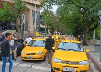 Taxistas protestaron y exigieron más controles a conductores de apps