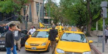 Taxistas protestaron y exigieron más controles a conductores de apps