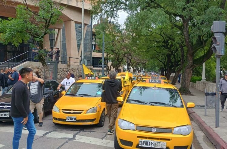 Protesta de taxistas contra las apps de viajes. Foto: gentileza Cadena 3.