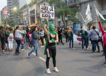 Especialistas advierten un retroceso en políticas de género y los efectos del desmantelamiento estatal