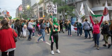 Especialistas advierten un retroceso en políticas de género y los efectos del desmantelamiento estatal Especialistas advierten un retroceso en políticas de género y los efectos del desmantelamiento estatal